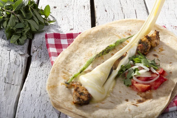 Türkçe ve Arapça geleneksel ramazan Tavuk Kebabı tortilla için hazır Eritme peynir ile şal