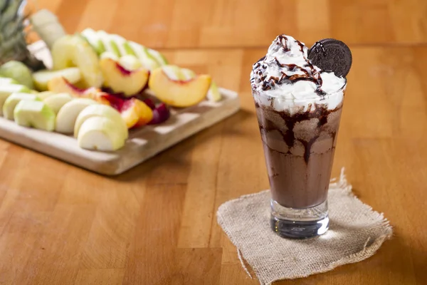 Köstliche Hausgemachte Frisch Geeiste Smoothie Mit Frischen Früchten Auf Rustikalem — Stockfoto