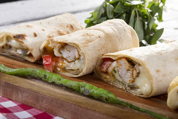 Türkische Und Arabische Traditionelle Ramadan Scheiben Rindfleisch Dönerrollen Wrap — Stockfoto