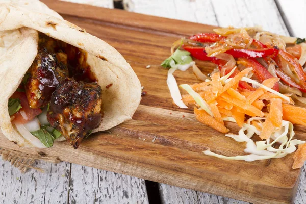 Türkçe ve Arapça geleneksel ramazan ızgara tavuk kebap rulo sarma 