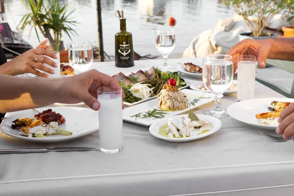 Menschen Essen Verschiedene Meeresfrüchte Und Trinken Outdoor Café — Stockfoto