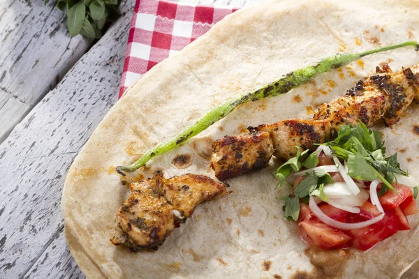 Türkçe ve Arapça geleneksel ramazan Tavuk Kebabı tortilla şal için hazır üzerinde