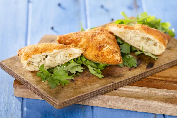 Lezzetli doldurulmuş altın kızarmış Türk borekas