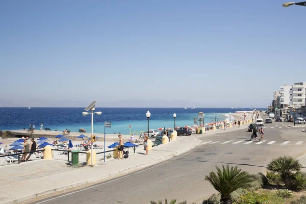 Rhodes, Yunanistan - 26 Ağustos 2017: Akti Miaouli plaj kısa yürüme mesafesinde Rodos'un şehir yer alır ve gri çakıl ve kum oluşur. Bu değil bir özellikle geniş bir plaj kum şerit.