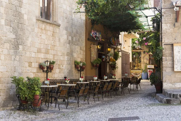 Rhodes, Yunanistan - 26 Ağustos 2017: turist Grand Master Şövalyeleri oldu hangi mimarisi inşa Knights döneminin şehrin altındaki XVI yüzyılda sokak yürüyüş. Kastello Ortaçağ kalesidir. 