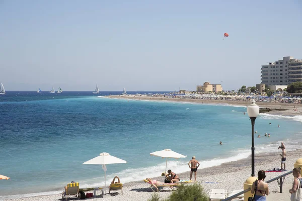 Rhodes, Yunanistan - 26 Ağustos 2017: Akti Miaouli plaj kısa yürüme mesafesinde Rodos'un şehir yer alır ve gri çakıl ve kum oluşur. Bu değil bir özellikle geniş bir plaj kum şerit.