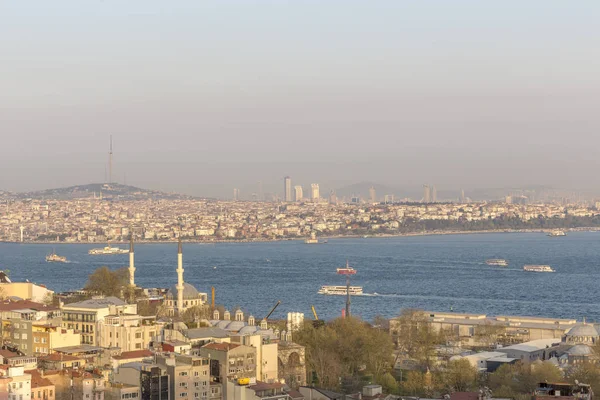 Ariel görünümü Türkiye nin en kalabalık şehri hem de kültürel ve finansal merkezi olan Istanbul 'un. İstanbul her iki tarafında yer. Nüfuslarına göre Avrupa'nın en büyük şehri.