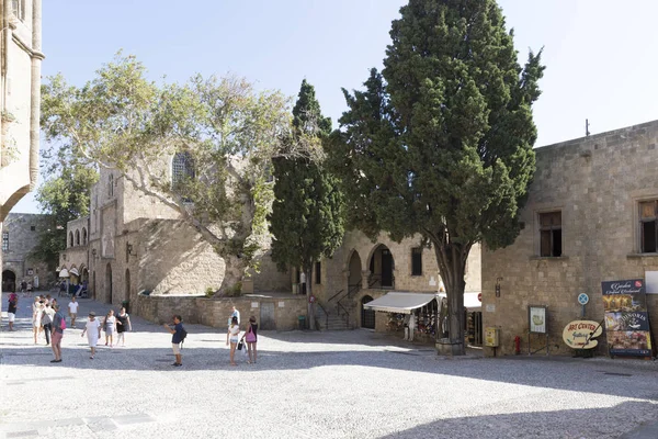 Rhodes, Yunanistan - 26 Ağustos 2017: turist Grand Master Şövalyeleri oldu hangi mimarisi inşa Knights döneminin şehrin altındaki XVI yüzyılda sokak yürüyüş. Kastello Ortaçağ kalesidir. 