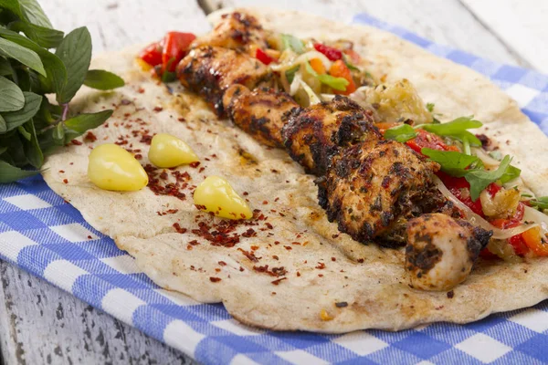 Türkçe ve Arapça geleneksel ramazan ızgara tavuk kebap rulo sarma için hazır