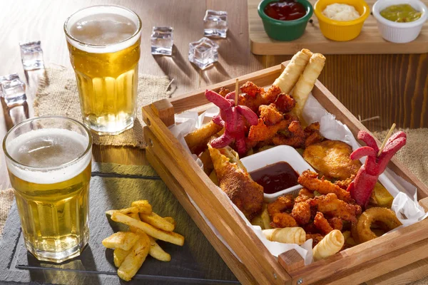 Soğuk köpüklü altın soğutulmuş cam, taslak bira hizmet lezzetli atıştırmalıklar ile