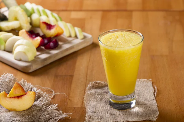 Heerlijke Gezonde Perzik Sinaasappel Mango Smoothie Een Cocktailglas Met Vers — Stockfoto