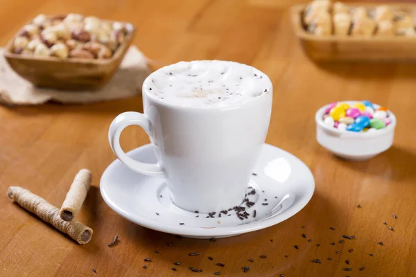 Delicioso Capuchino Taza Blanca Con Espuma Blanca Bombones Nueces Capuchino — Foto de Stock