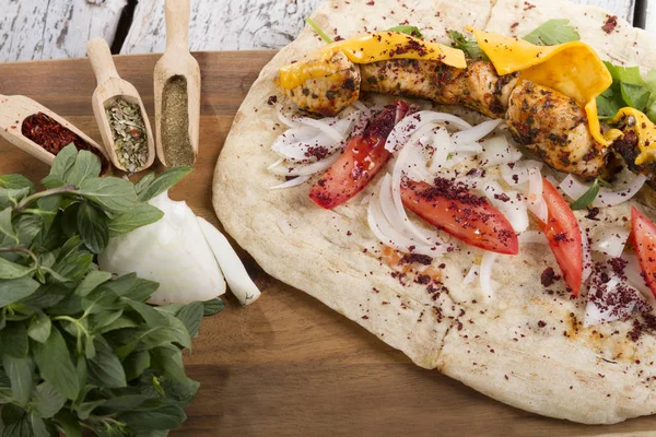 Türkçe ve Arapça geleneksel ramazan tavuk peynir erime ile Kebap 