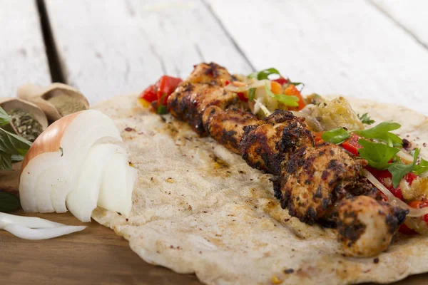 Türkçe ve Arapça geleneksel ramazan ızgara tavuk kebap rulo sarma için hazır 