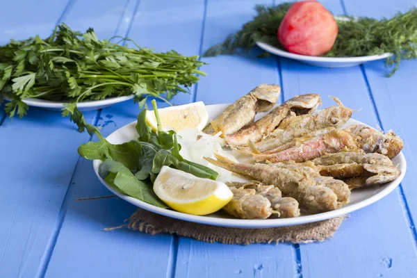 Pescado Frito Con Verduras Limón Sobre Mesa Madera Azul Mariscos — Foto de Stock