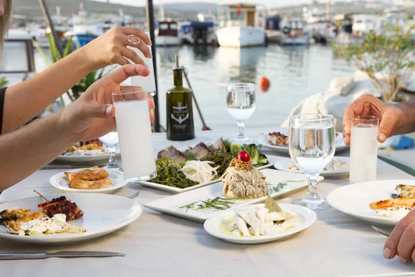 Personas Comiendo Diferentes Comidas Mariscos Bebiendo Cafetería Aire Libre — Foto de Stock