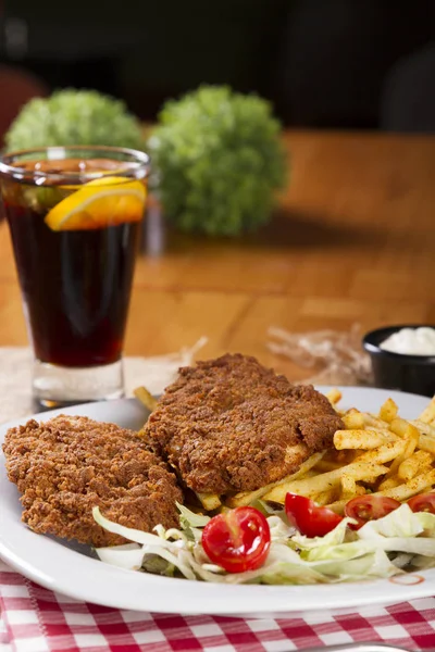 Wiener Řízky Nebo Wienerschnitzel Švýcarsku Velmi Tenké Obalované Pan Smažené — Stock fotografie