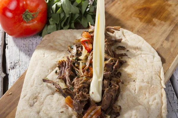 Et, peynir ve domates ile lezzetli kebap hazırlama