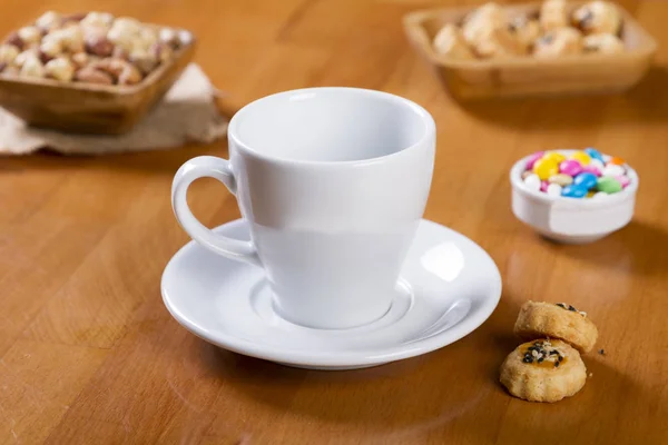 Taza Porcelana Blanca Vacía Con Plato Redondo Sobre Fondo Madera — Foto de Stock