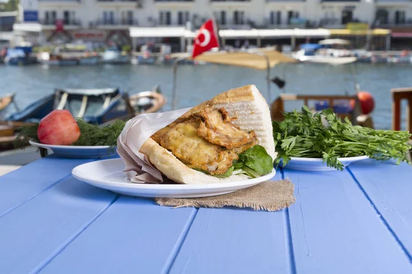 Sandwich Pyszne Smażone Ryby Blue Drewniany Stół Zewnątrz — Zdjęcie stockowe