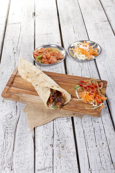 Türkçe ve Arapça geleneksel ramazan ızgara tavuk kebap rulo sarma 