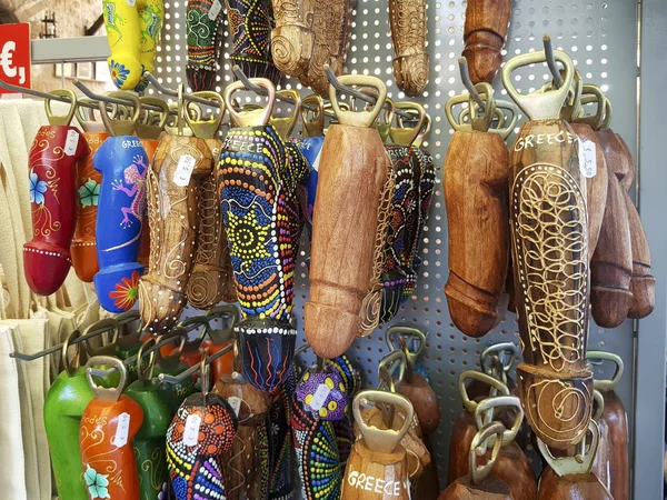 Rhodes, Yunanistan - 26 Ağustos 2017: ahşap hediyelik eşya dükkanında görünümü kadar yakın