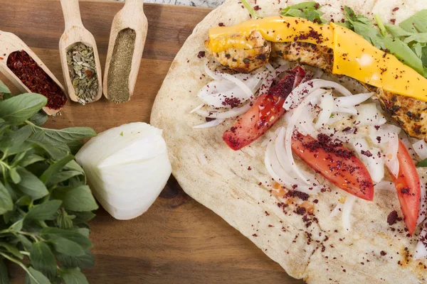 Türkçe ve Arapça geleneksel ramazan tavuk peynir erime ile Kebap 