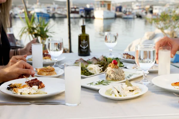 İnsanlar farklı deniz ürünleri yemek yeme ve içme açık café'de 