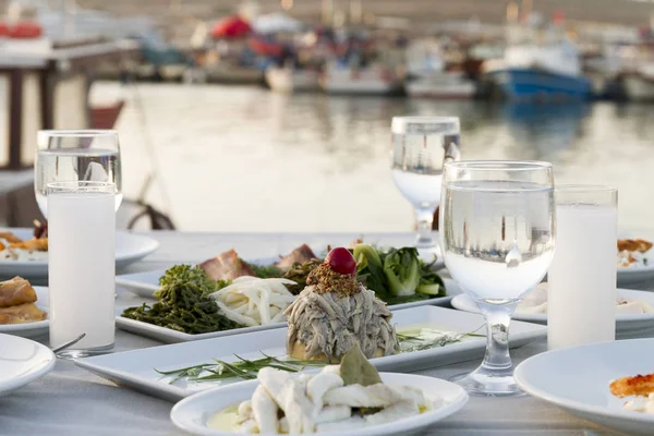 Establecimiento Mesa Con Diferentes Comidas Mariscos Café Aire Libre — Foto de Stock