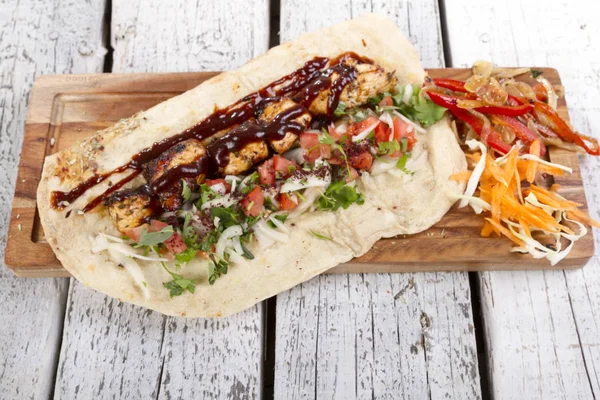 Türkçe ve Arapça geleneksel ramazan ızgara tavuk kebap rulo sarma 