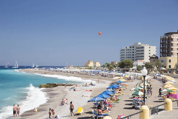 Rhodes, Yunanistan - 26 Ağustos 2017: Akti Miaouli plaj kısa yürüme mesafesinde Rodos'un şehir yer alır ve gri çakıl ve kum oluşur. Bu değil bir özellikle geniş bir plaj kum şerit.