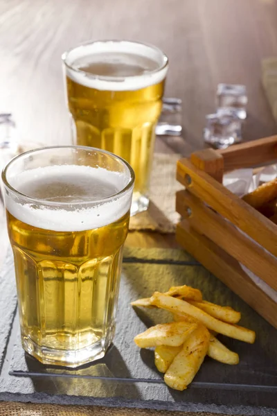 Copos Cerveja Gelados Dourados Espumosos Frios Projeto — Fotografia de Stock
