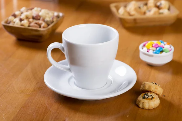 Boş Beyaz Porselen Fincan Kurabiye Bisküvi Çikolata Fındık Ile Hizmet — Stok fotoğraf