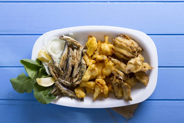 Deliciosa Mezcla Frita Placa Pescado Mariscos Eglefino Anchoa Sardina Cebolla —  Fotos de Stock