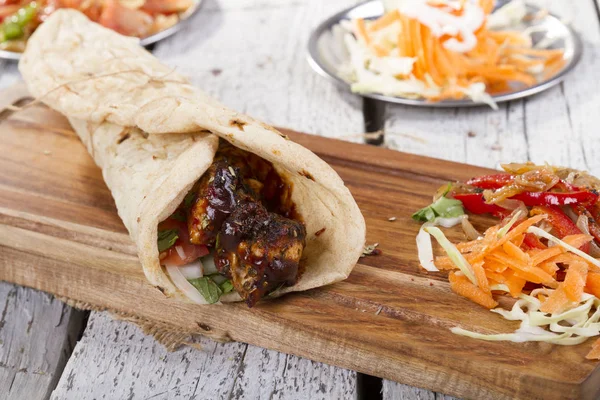 Türkçe ve Arapça geleneksel ramazan ızgara tavuk kebap rulo sarma 