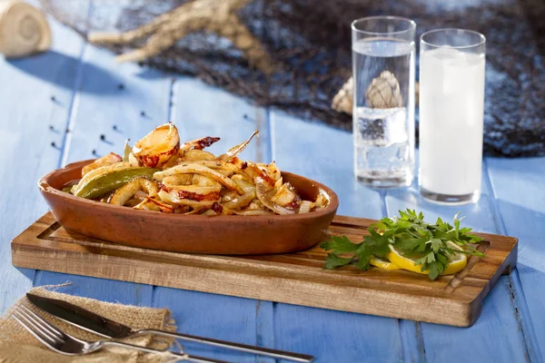 Lezzetli deniz ürünleri karides, mürekkep, balık ve midye, sakat plaka rakı ya da uzo ve yağ ile güveç 