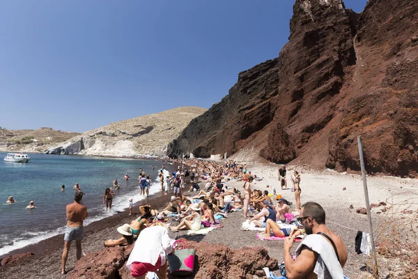 Santorini, Yunanistan - 25 Ağustos 2017: Red Beach Santorini tartışmalı Santorini en ünlü ve en güzel plajlarından biridir. Bulunduğu sadece bir adım ötede Akrotiri antik sitesi.