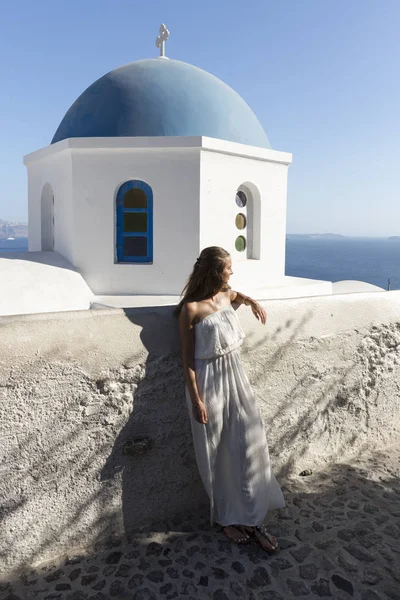 Mujer Joven Vestido Blanco Posando Fondo Cúpula Del Templo —  Fotos de Stock