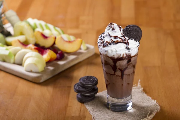 Köstliche Hausgemachte Frisch Geeiste Smoothie Mit Frischen Früchten Auf Rustikalem — Stockfoto