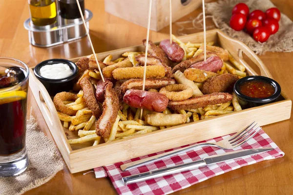 Tabloda kızarmış taze bira tabak patates kızartması, tavuk Nuggets, peynir parmak, soğan halkaları, sosis, acı sos ile deef