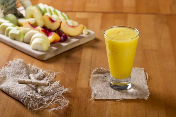 Delicioso Smoothie Pêssego Laranja Manga Saudável Uma Taça Coquetel Com — Fotografia de Stock