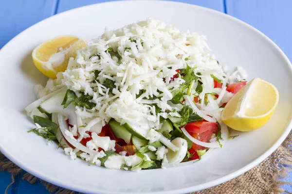 Primer Plano Ensalada Verduras Con Limón Verduras Queso Sobre Fondo — Foto de Stock