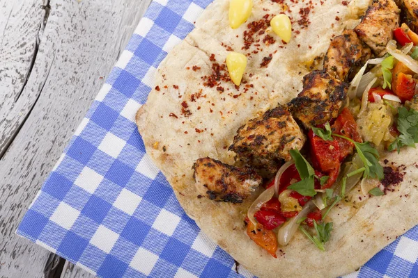 Türkçe ve Arapça geleneksel ramazan ızgara tavuk kebap rulo sarma için hazır