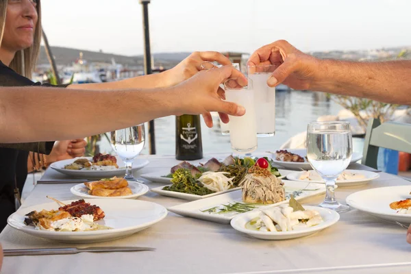 İnsanlar farklı deniz ürünleri yemek yeme ve içme açık café'de 