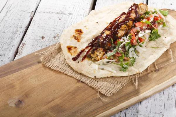 Türkçe ve Arapça geleneksel ramazan ızgara tavuk kebap rulo sarma için hazır Barbekü soslu