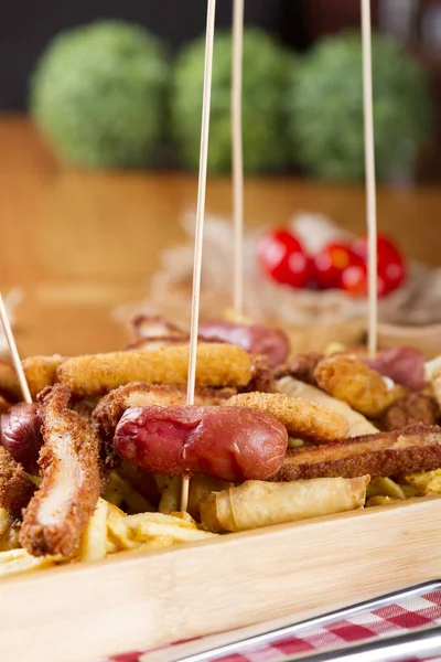 Tabloda kızarmış taze bira tabak patates kızartması, tavuk Nuggets, peynir parmak, soğan halkaları, sosis, acı sos ile deef