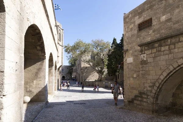 Rhodes, Yunanistan - 26 Ağustos 2017: turist Grand Master Şövalyeleri oldu hangi mimarisi inşa Knights döneminin şehrin altındaki XVI yüzyılda sokak yürüyüş. Kastello Ortaçağ kalesidir. 