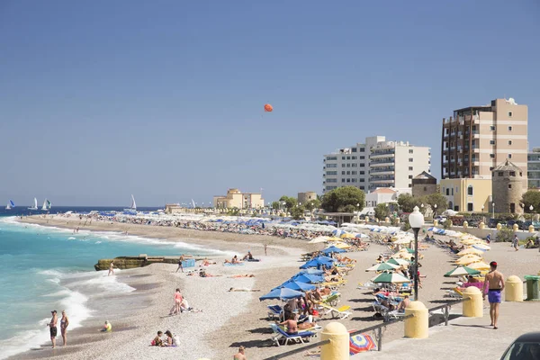 Rhodes, Yunanistan - 26 Ağustos 2017: Akti Miaouli plaj kısa yürüme mesafesinde Rodos'un şehir yer alır ve gri çakıl ve kum oluşur. Bu değil bir özellikle geniş bir plaj kum şerit.