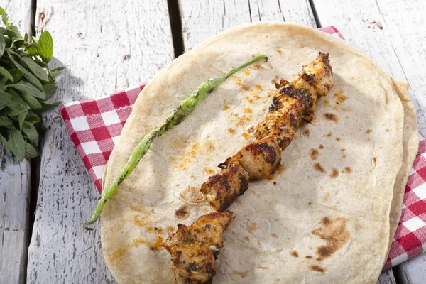 Türkçe ve Arapça geleneksel ramazan Tavuk Kebabı tortilla şal için hazır üzerinde