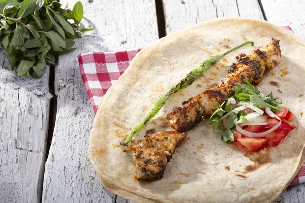 Türkçe ve Arapça geleneksel ramazan Tavuk Kebabı tortilla şal için hazır üzerinde